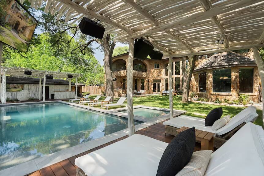 Cross Lake Hideaway luxury vacation rental in Austin