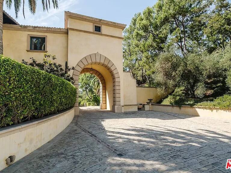 Gagganeau Chateau Los Angeles vacation rental photo 7