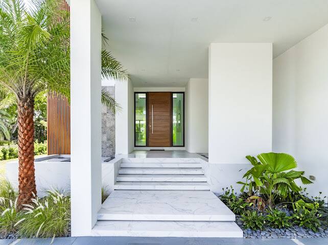 Beachfront Oasis luxury vacation rental in Miami